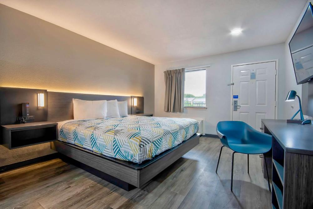 King Room - Non-Smoking interior